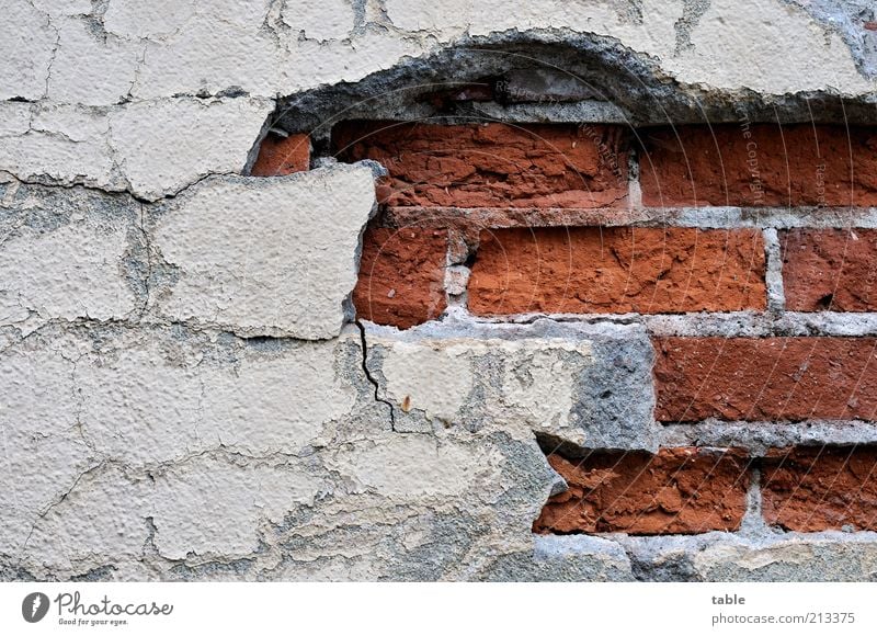 Aufbruch Mauer Wand Fassade Stein Beton alt eckig kaputt grau rot Endzeitstimmung Verfall Vergangenheit Vergänglichkeit Putz Putzfassade verwittert verfallen