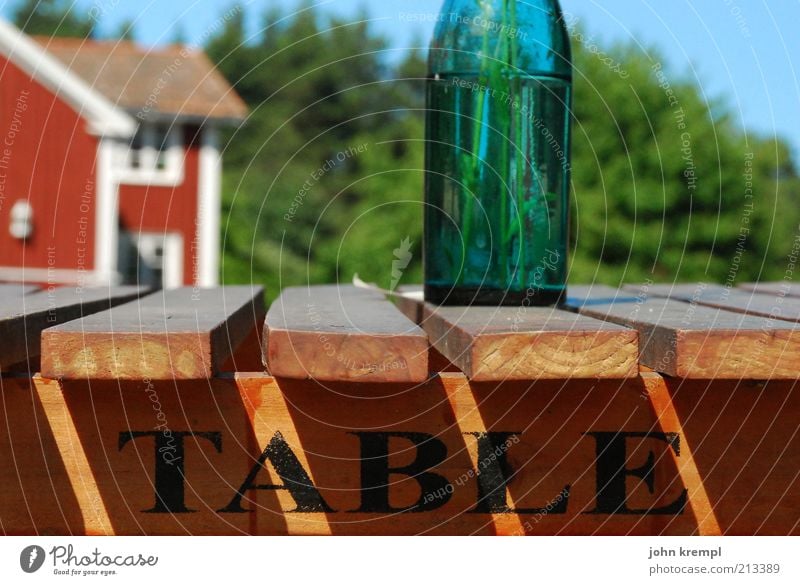 table Ernährung Flasche Vase Tisch Holz Erholung blau braun grün rot Glück Lebensfreude Idylle Natur Zufriedenheit Schweden hasselö Biertische Holztisch Schäre