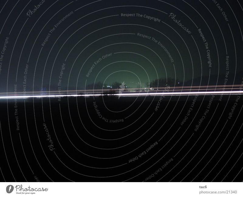 A92 bei Nacht Autobahn Licht Langzeitbelichtung dunkel Verkehr PKW