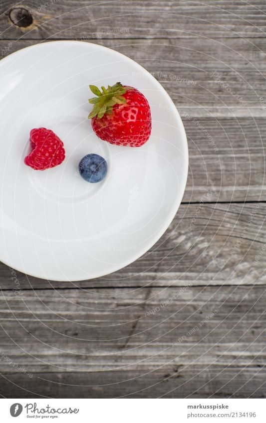 Beeren Teller Lebensmittel Frucht Erdbeeren Himbeeren Blaubeeren Ernährung Essen Frühstück Mittagessen Picknick Bioprodukte Vegetarische Ernährung Diät Fasten