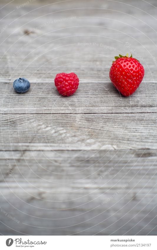 Beeren Dreierlei Lebensmittel Frucht Erdbeeren Himbeeren Blaubeeren Ernährung Essen Frühstück Mittagessen Picknick Bioprodukte Vegetarische Ernährung Diät