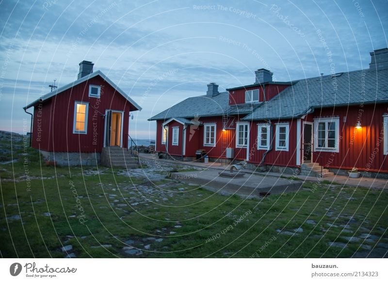 häuschen. Natur Erde Himmel Wetter Gras Insel Schweden Dorf Haus Hütte Bauwerk Gebäude Architektur Mauer Wand Fassade Fenster Dach leuchten schön rot Stimmung