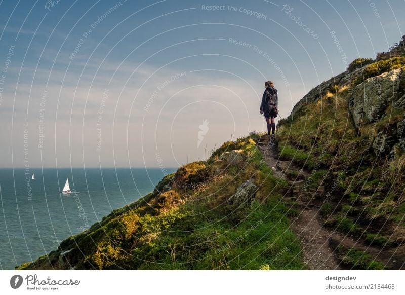 Junge Frau schaut einsam auf das Meer mit Segelbooten Ferien & Urlaub & Reisen Tourismus Ferne Freiheit Insel wandern feminin Jugendliche 1 Mensch Umwelt Natur