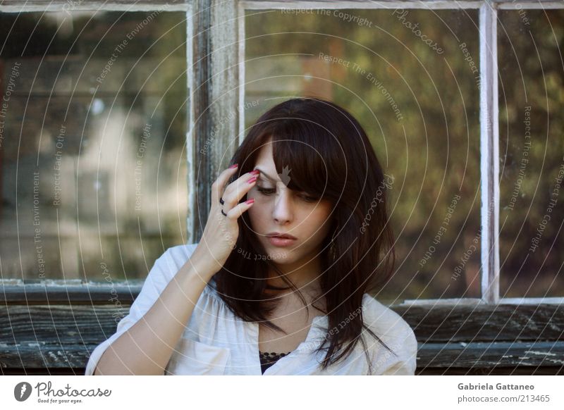 Herbst. feminin Junge Frau Jugendliche Kopf 1 Mensch brünett berühren Denken schön Stimmung Fenster alt Farbfoto Außenaufnahme Schwache Tiefenschärfe