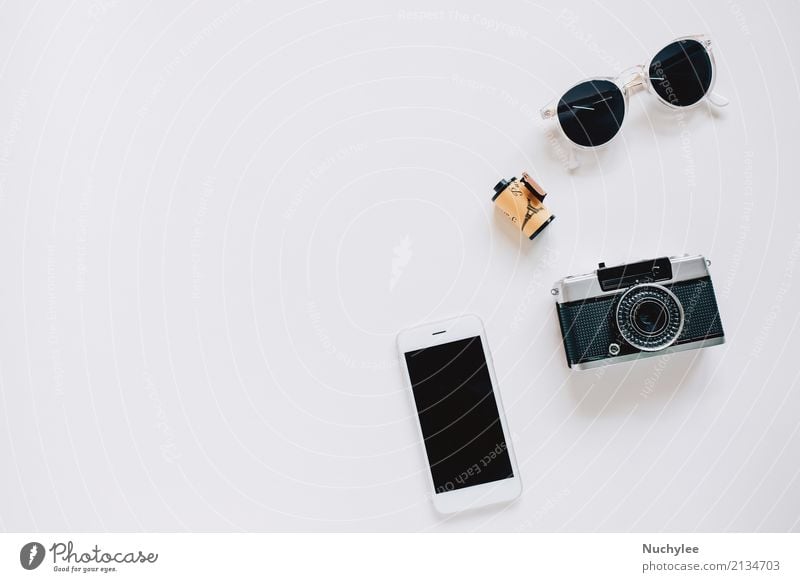 Creative Flat lay mit Kamera, Sonnenbrille und Smartphone Lifestyle Stil Design Freude Ferien & Urlaub & Reisen Sommer Dekoration & Verzierung Telefon Handy PDA