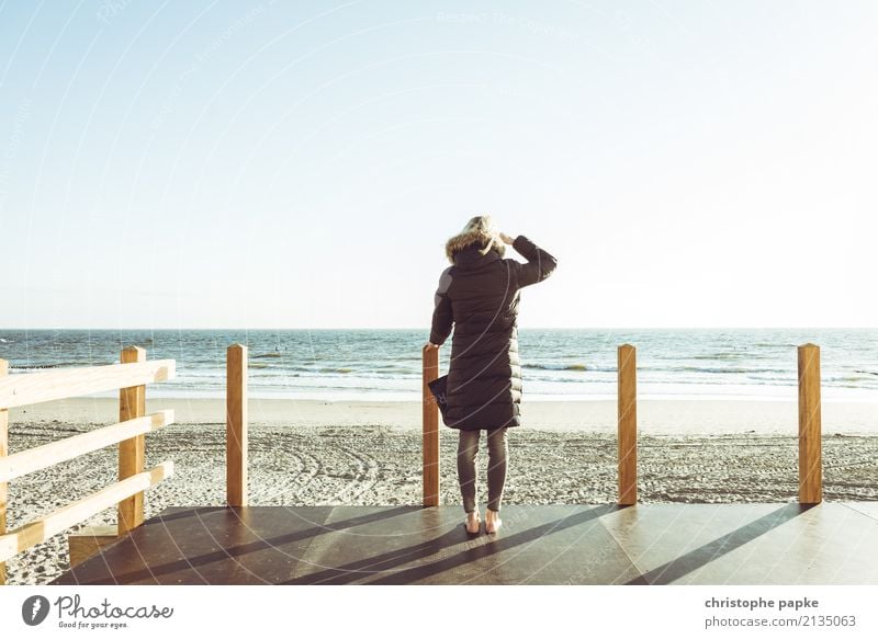 Frau steht am Meer Erwachsene 1 Mensch Himmel Wolkenloser Himmel Frühling Schönes Wetter Wellen Küste Strand Nordsee Jacke Mantel Blick Ferne Barfuß Steg