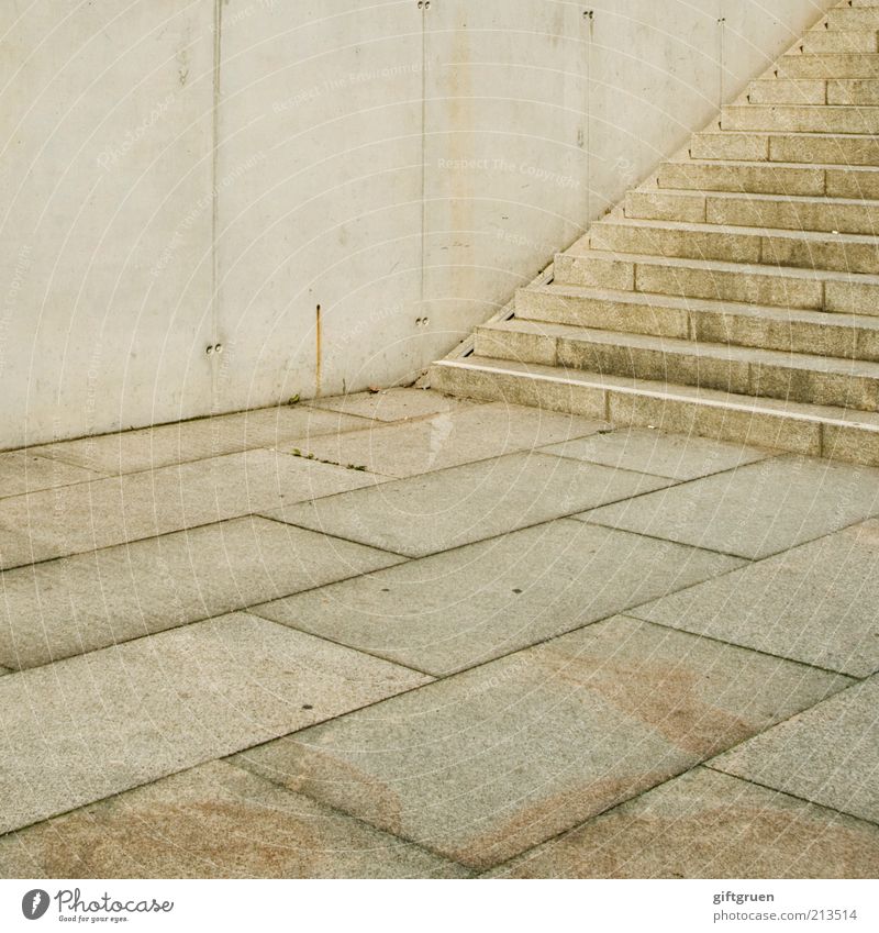 dreierlei Stadt Menschenleer Bauwerk Gebäude Architektur Mauer Wand Treppe Boden Bodenbelag Beton Betonwand Steinboden modern steril Strukturen & Formen