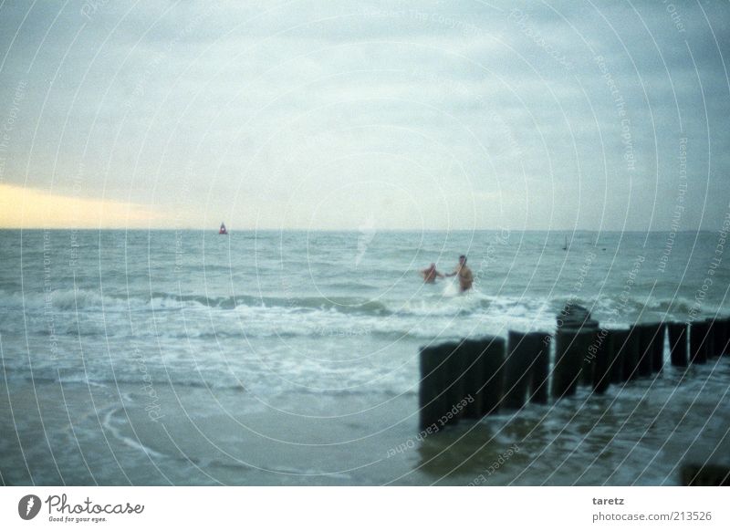 Neujahrsschwimmer maskulin 2 Mensch Nordsee Nordseestrand Oostende kalt Wind Wellen Vignettierung Buhne Meerwasser wild Badeort Strand verwegen Erinnerung Abend