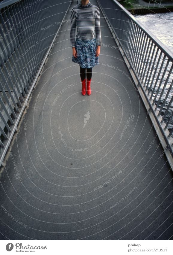 Rote Stiefel machen eine Ansage Mensch feminin Junge Frau Jugendliche Erwachsene 1 18-30 Jahre Brücke Mode Bekleidung Rock Pullover Strumpfhose stehen warten