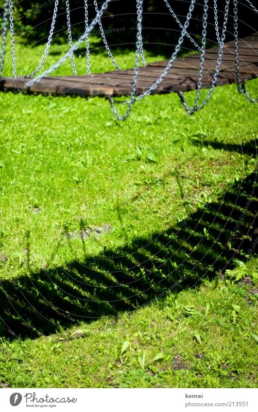 Im Schatten der Brücke Freizeit & Hobby Spielen Spielplatz Natur Pflanze Sonnenlicht Sommer Schönes Wetter Wärme Gras Grünpflanze Garten Park Wiese Hängebrücke