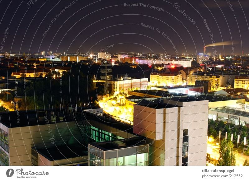 Bis zum Ende der Nacht Nachtleben Berlin Deutschland Europa Haus Gebäude Dach kalt Stadt mehrfarbig Einsamkeit Stadtleben Lichtermeer Beleuchtung Skyline