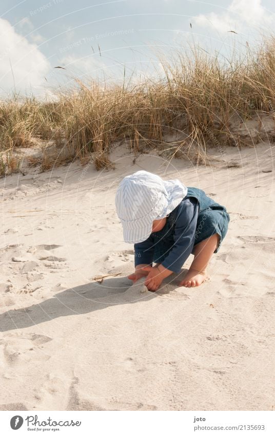 Buddeln Freude Gesundheit Zufriedenheit Spielen Ferien & Urlaub & Reisen Ausflug Freiheit Sommer Sommerurlaub Strand Kind lernen feminin Kleinkind Kindheit