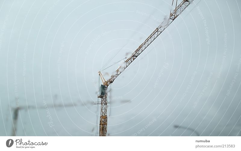 Kranausleger bei Schietwetter Hausbau Arbeit & Erwerbstätigkeit Beruf Arbeitsplatz Baustelle Baumaschine Technik & Technologie Fortschritt Zukunft Wassertropfen