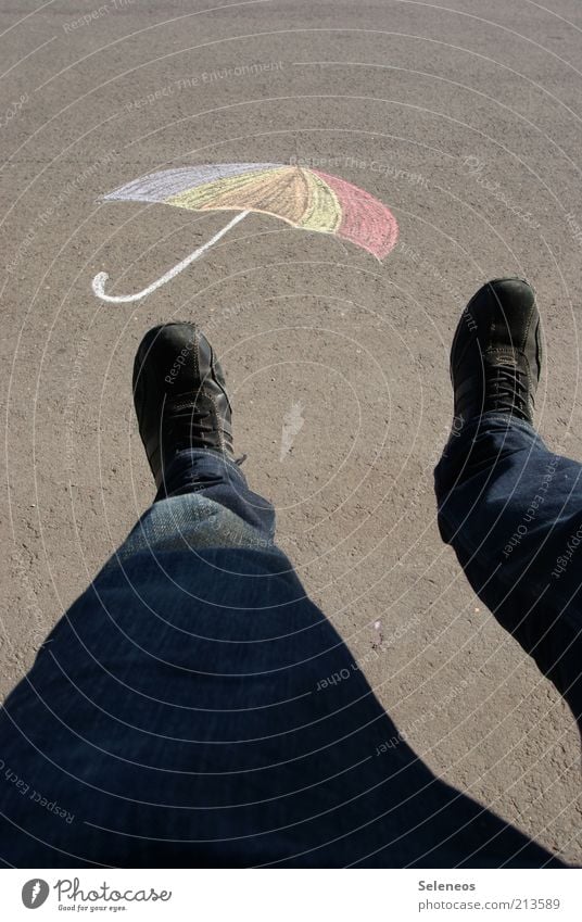 oben Freizeit & Hobby Spielen Ausflug Mensch Beine Fuß Strassenmalerei Straße Kreide Schirm fliegen hoch Farbfoto Außenaufnahme Tag Schatten Kontrast