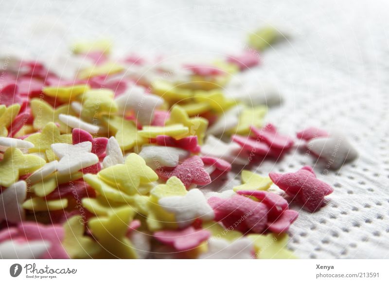 Eine Hand voll Zucker ... Süßwaren süß gelb rosa weiß Zuckerstreusel Schmetterling Farbfoto Nahaufnahme Textfreiraum rechts Textfreiraum oben