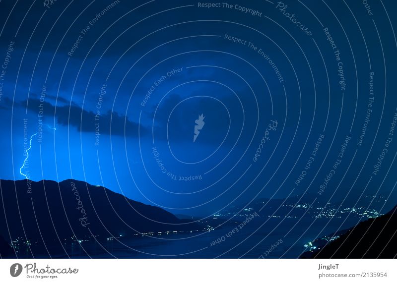 einseitige erleuchtung Umwelt Natur Landschaft Urelemente Himmel Gewitterwolken Sommer Klima Wetter schlechtes Wetter Blitze Berge u. Gebirge See beobachten
