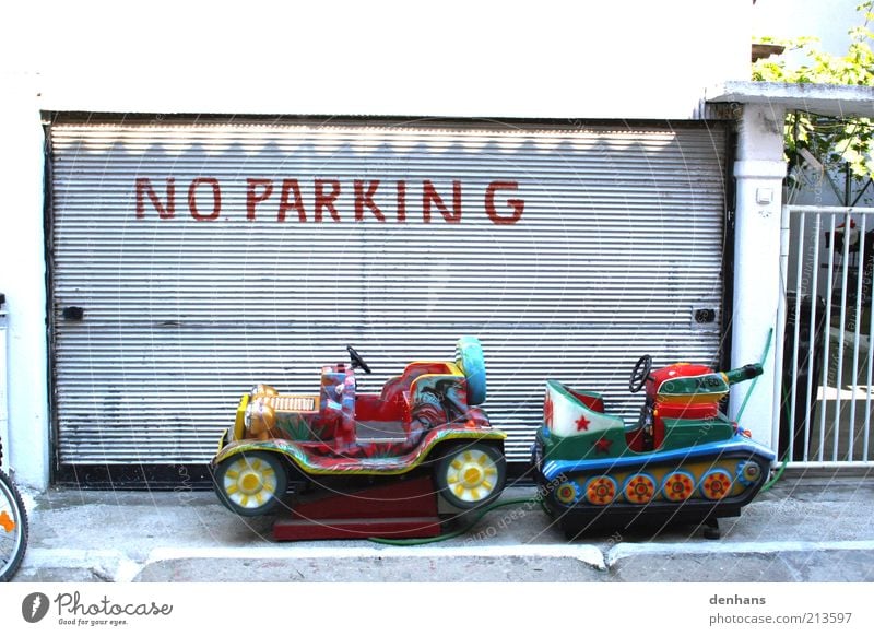 Hier nicht! Kinderspiel Fassade Rollo Autofahren Straße Verkehrszeichen Verkehrsschild PKW Hinweisschild Warnschild Spielen lustig mehrfarbig Farbfoto