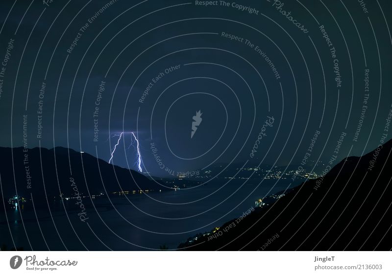 Doppelbelichtung *200* Umwelt Natur Landschaft Urelemente Himmel Gewitterwolken Sommer Klima Wetter Blitze Berge u. Gebirge Seeufer beobachten blau schwarz weiß