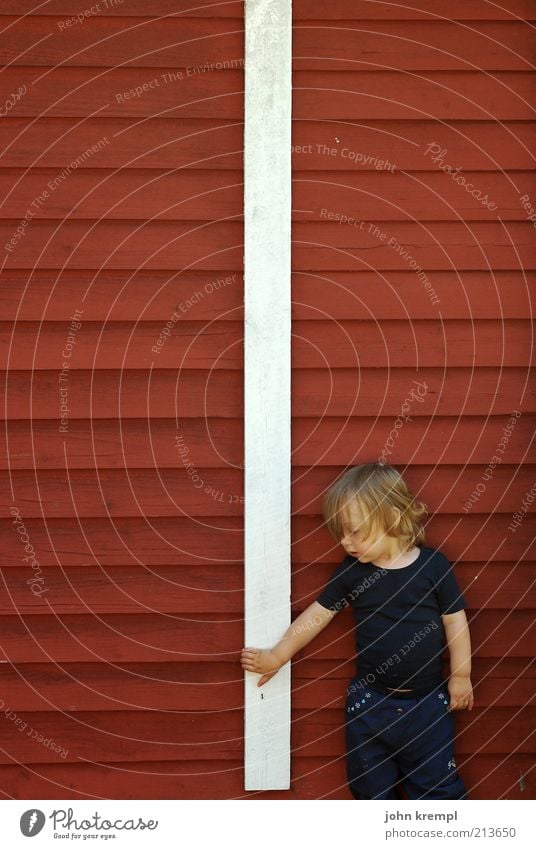 ottos mops maskulin Kleinkind Kindheit Arme 1 Mensch 1-3 Jahre Schweden Haus Hütte Mauer Wand Fassade blond langhaarig Locken stehen Coolness Neugier niedlich