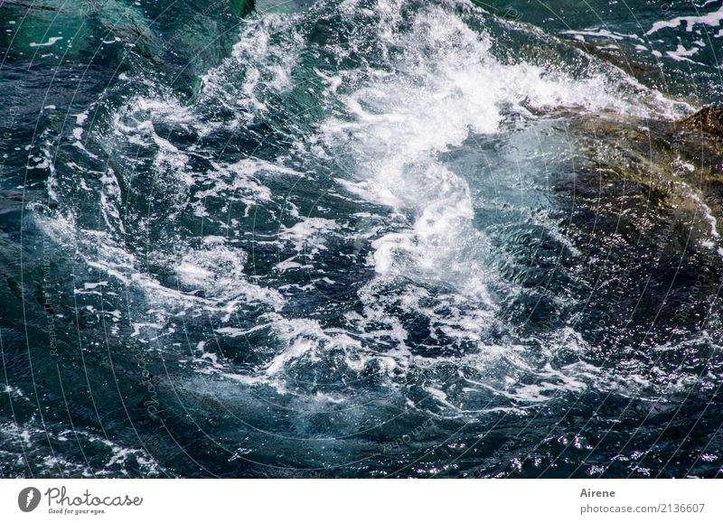 schäumende Wellen Ferien & Urlaub & Reisen Meer Urelemente Wasser Klippe Gischt Stein Wasserwirbel Verwirbelung Bewegung Schwimmen & Baden frisch maritim