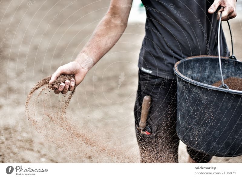 Gärtner verteilt Samen mit der Hand Zufriedenheit Garten Hausbau Gartenarbeit Gärtnerei Baustelle Wirtschaft Landwirtschaft Forstwirtschaft Umwelt Erde Gras