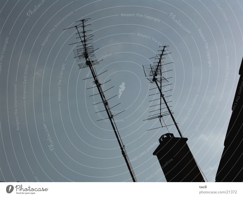 Empfang ?! Antenne Dach schwarz Dinge Himmel Kontrast alt blau