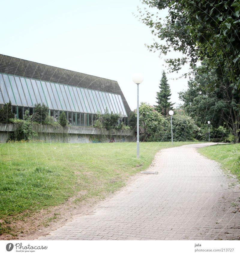 Schulweg Natur Himmel Pflanze Baum Gras Sträucher Park Wiese Kleinstadt Bauwerk Gebäude Architektur Laterne Wege & Pfade trist Farbfoto Außenaufnahme