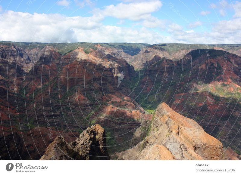 Waimea Canyon Umwelt Landschaft Urelemente Erde Himmel Klima Wetter Hügel Felsen Schlucht Freiheit Ferne Stein Wolken Farbfoto Außenaufnahme Licht Schatten