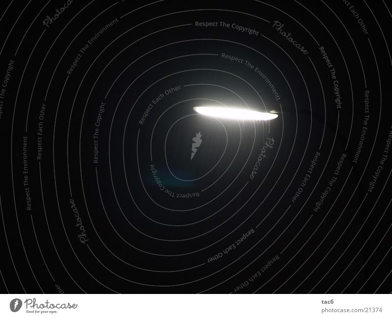 Tropfen im Licht Laterne Nacht Langzeitbelichtung Lampe Dinge Regen Wassertropfen hell