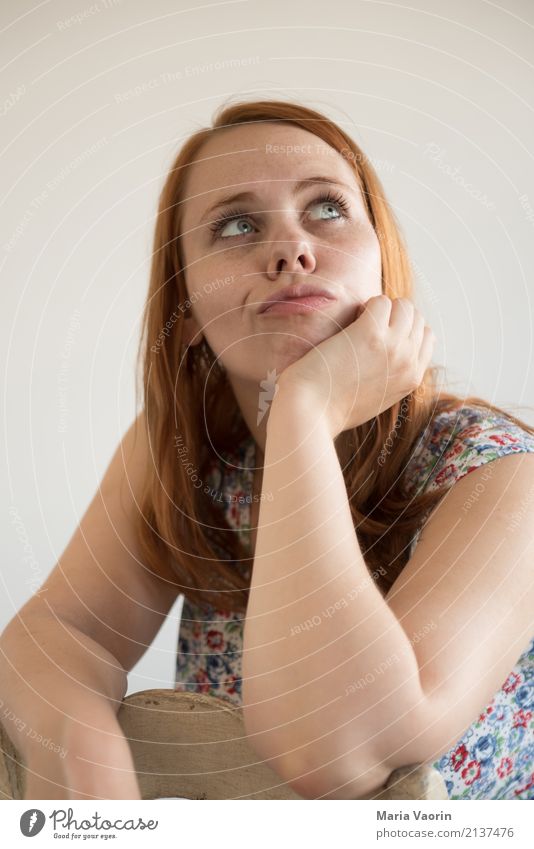 Grübeln Mensch feminin Junge Frau Jugendliche 1 18-30 Jahre Erwachsene Kleid rothaarig langhaarig Scheitel Denken Blick träumen natürlich Neugier niedlich oben