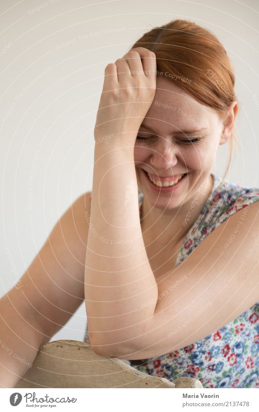 Hihi Mensch feminin Junge Frau Jugendliche 1 18-30 Jahre Erwachsene Kleid rothaarig langhaarig Scheitel Zopf Lächeln lachen Glück lustig natürlich Stimmung