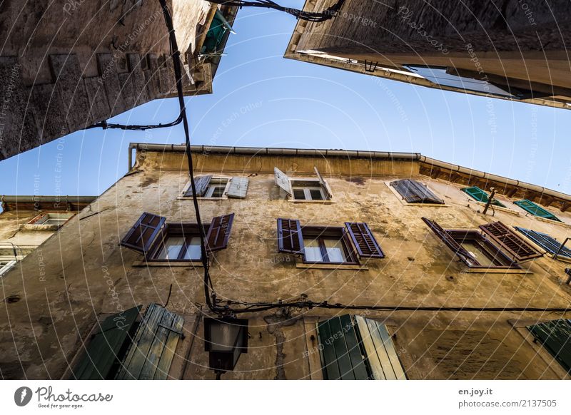 Gegenüber Ferien & Urlaub & Reisen Häusliches Leben Wohnung Haus Rovinj Kroatien Istrien Stadt Stadtzentrum Altstadt Mauer Wand Fassade Fenster Rollladen alt