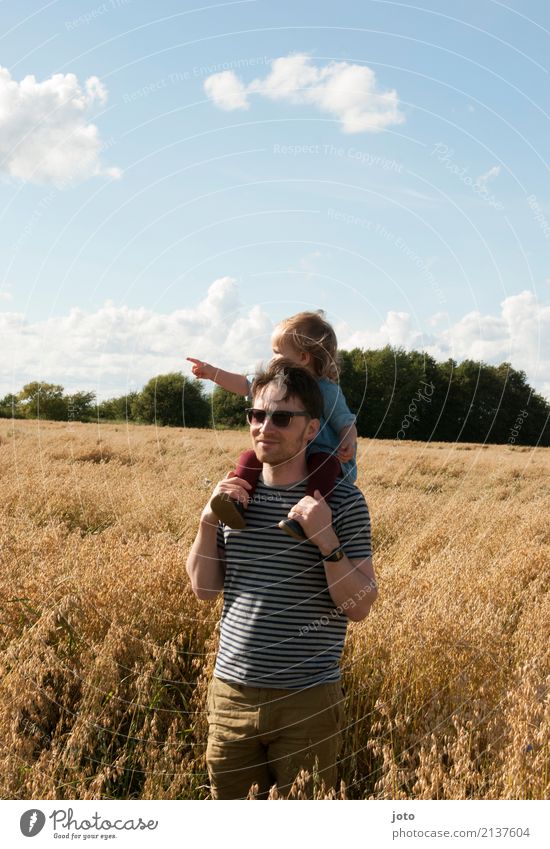 Vater trägt Kind auf den Schultern durch ein Feld harmonisch Zufriedenheit Sinnesorgane Ferien & Urlaub & Reisen Ausflug Abenteuer Ferne Freiheit Sommer