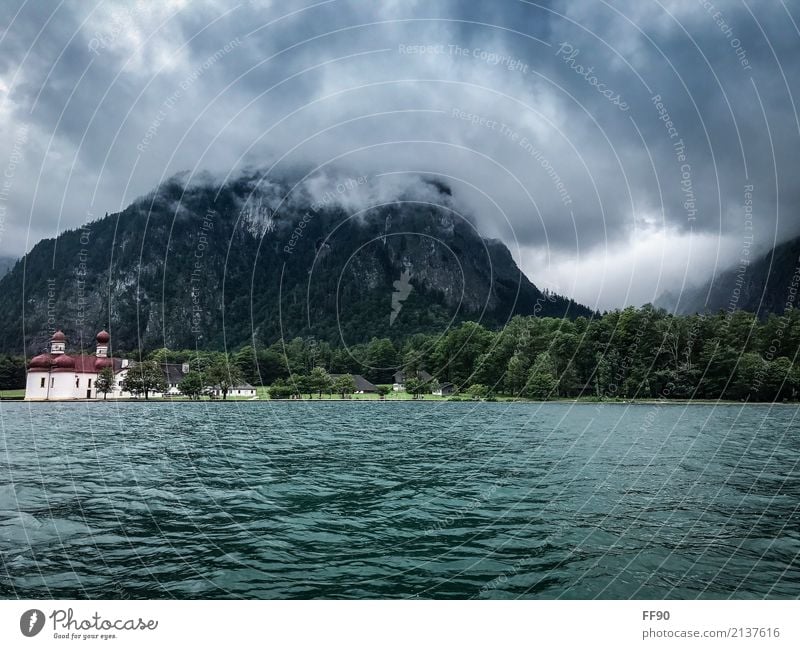 Epischer Königssee Himmel Wolken schlechtes Wetter Unwetter Felsen Alpen Berge u. Gebirge Gipfel Seeufer St. Bartholomä Dorf Kirche Schifffahrt Bootsfahrt