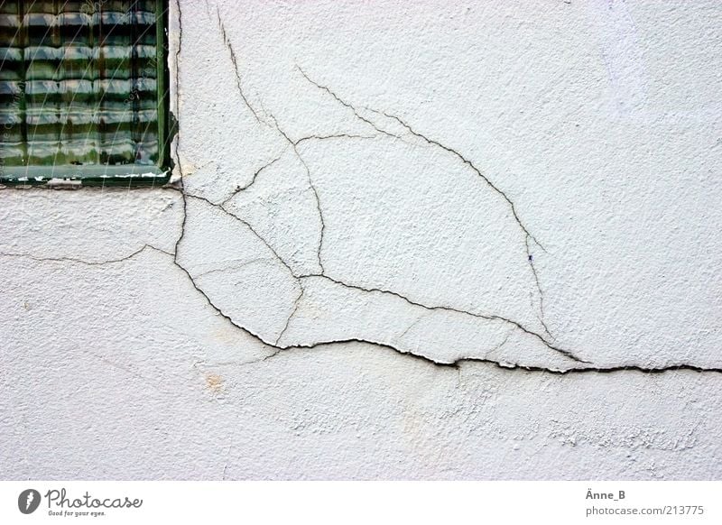 Der Putz bröckelt Haus Handwerk Baustelle Menschenleer Einfamilienhaus Ruine Gebäude Fassade Fenster Stein Beton Glas alt dehydrieren Häusliches Leben Armut