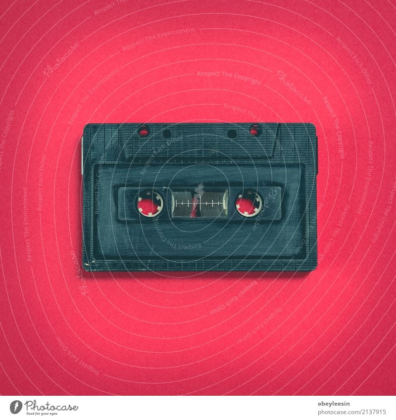 Herzform von Kassette über Papierhintergrund Spielen Entertainment Musik Technik & Technologie Medien Kunststoff alt hören Liebe dreckig retro weiß Nostalgie