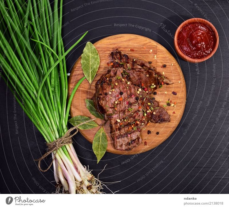 gegrilltes Stück Kalbfleisch Fleisch Gemüse Kräuter & Gewürze Ernährung Mittagessen Abendessen Tisch Küche Holz Essen frisch oben saftig grün rot Zwiebel Speise