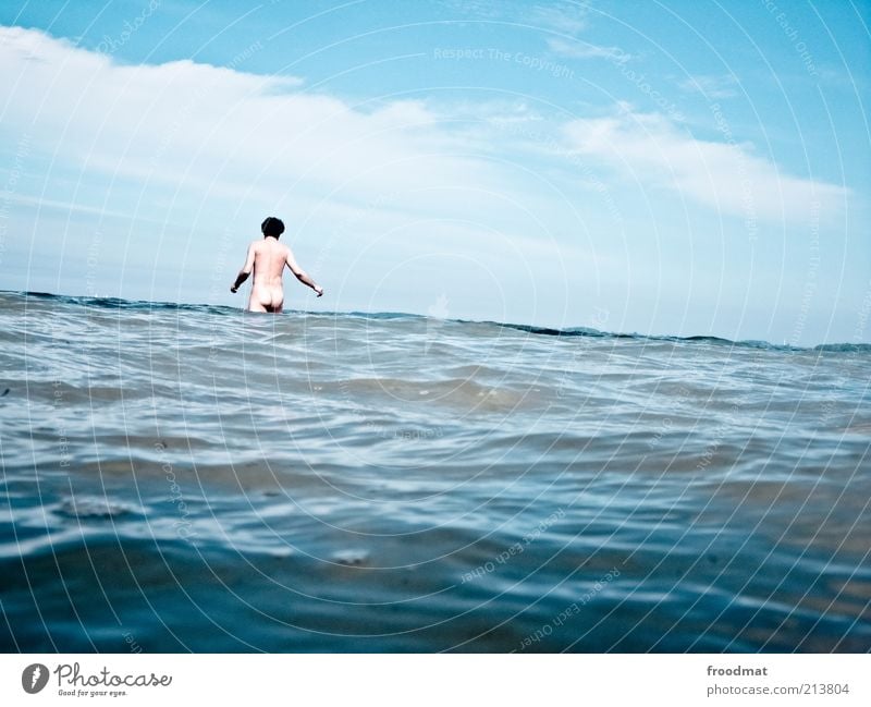 fkk Freude Wohlgefühl Schwimmen & Baden Freizeit & Hobby Spielen maskulin Gesäß Umwelt Sommer Wetter Wellen Küste Seeufer Ostsee Meer kalt nackt retro trashig