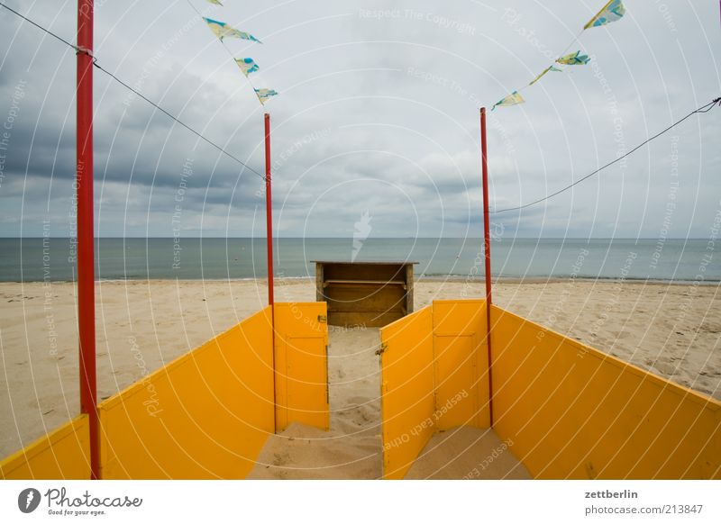 Saisonende Erholung Ferien & Urlaub & Reisen Tourismus Ferne Strand Meer Wind Küste Ostsee Sehnsucht Fernweh Einsamkeit mönchgut Rügen Horizont Fahne Strandbar