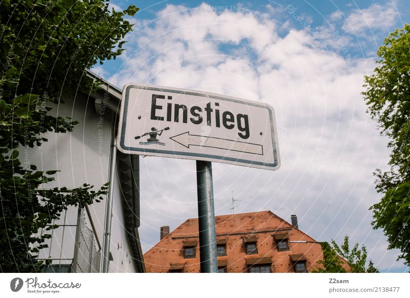 die nächste links bitte Ferien & Urlaub & Reisen Tourismus Abenteuer Kanutour Schönes Wetter Baum Dorf Kleinstadt Stadt Verkehrswege Straßenkreuzung