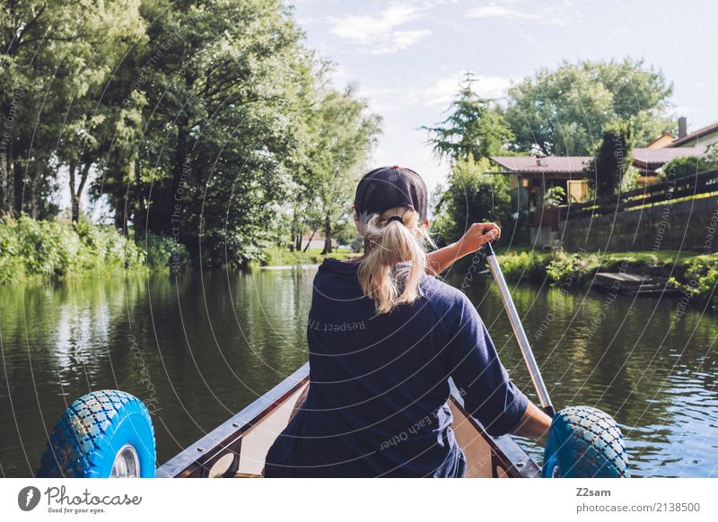 Auf in die Stadt Lifestyle Freizeit & Hobby Ferien & Urlaub & Reisen Abenteuer Freiheit Kanu Junge Frau Jugendliche 18-30 Jahre Erwachsene Natur Landschaft