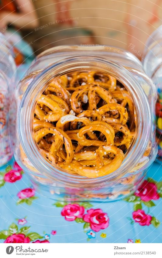 lecker brezeln Lebensmittel Teigwaren Backwaren bretzeln Essen Fastfood Farbe genießen Nostalgie Tischwäsche Blume Garten Hütte Snack Glas ungesund salzig