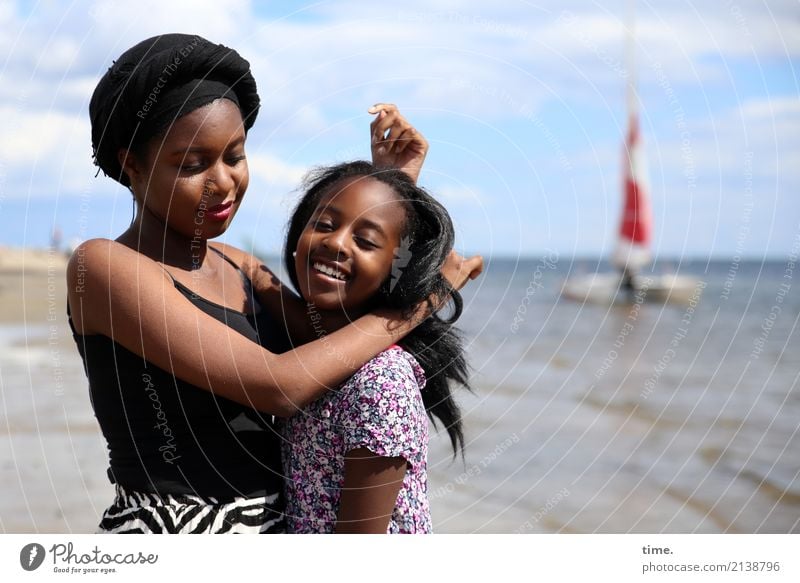 Arabella und Gloria feminin Mädchen Frau Erwachsene 2 Mensch Sommer Schönes Wetter Küste Strand Ostsee T-Shirt Kleid Mütze schwarzhaarig langhaarig Blick stehen