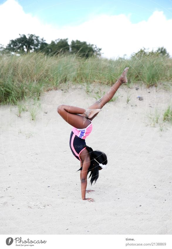 Handstand am Sandstrand Sport Fitness Sport-Training Turnen feminin Mädchen 1 Mensch Himmel Hügel Küste Strand Ostsee Düne schwarzhaarig langhaarig Bewegung