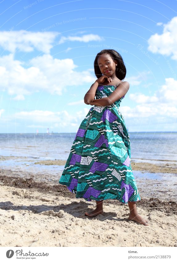 Gloria feminin Mädchen 1 Mensch Sand Wasser Himmel Wolken Sommer Schönes Wetter Strand Ostsee Kleid schwarzhaarig langhaarig beobachten festhalten Blick stehen