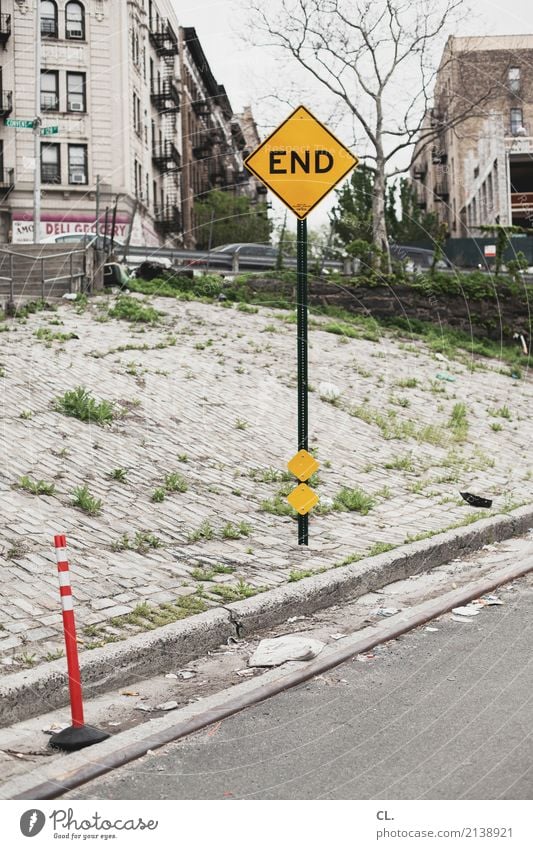 end New York City USA Stadt Menschenleer Haus Verkehr Verkehrswege Straßenverkehr Wege & Pfade Sackgasse Fahrzeug Poller Zeichen Schriftzeichen