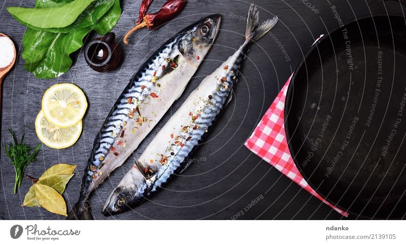 zwei ganze Makrelen Fisch Meeresfrüchte Kräuter & Gewürze Ernährung Mittagessen Abendessen Diät Pfanne Tisch Restaurant Gastronomie Natur Tier Holz frisch