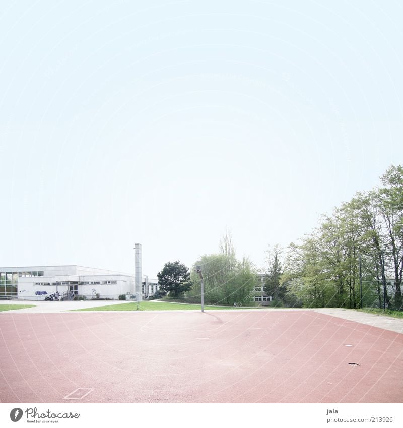 Platzverhältnisse Freizeit & Hobby Sportstätten Sportplatz Basketballplatz Himmel Pflanze Baum Bauwerk Gebäude Architektur Schulgebäude hell Sauberkeit blau