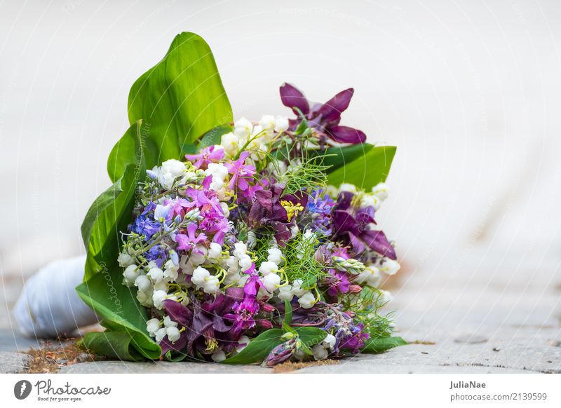 Hochzeitsstrauß auf dem boden Blume blumenstraus hochzeitsblumen hochzeitsstrauß hochzeitsblumenstrauß liegen Boden Bodenbelag Frühling weggeworfen frisch alt