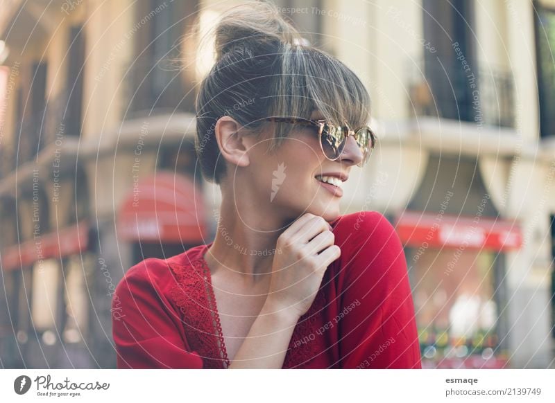 Streetstyle-Mädchen Lifestyle kaufen Reichtum elegant Stil Design Freude schön feminin Junge Frau Jugendliche Dorf Kleinstadt Stadt Sonnenbrille wählen